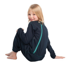 suprima CarePlus Pflegeoverall Kinder reißfest (4744), Pflegeoverall, Produktbild, Angezogen